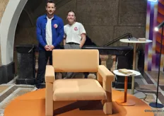 Philip Bogaerts en Maud Kornuijt tonen de Mohs chair van Bogaerts. Alle onderdelen van het meubelstuk zijn gemonteerd zonder lijm.